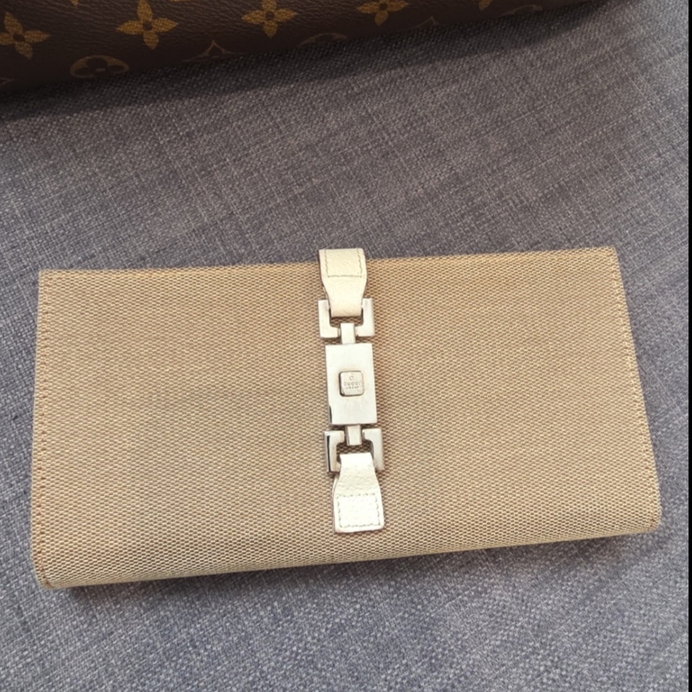 GUCCI Beige Wallet with Silver Accents